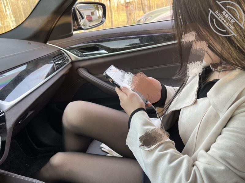 作者：我的36岁后妈 《小妈偷偷回家找我，在老爸她俩婚房做，看着他俩的婚纱照刺激后入》-老宋小屋