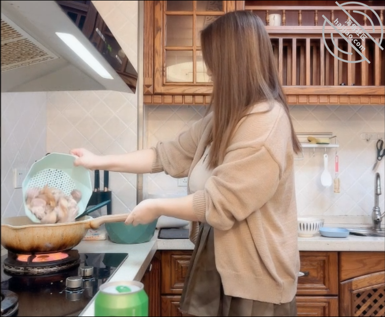 作者：丰乳肥臀的姐姐 《（原创）爸妈不再家，跟姐姐肆无忌惮的做爱，从厨房做到卧室炮火响了一夜（下》-老宋小屋