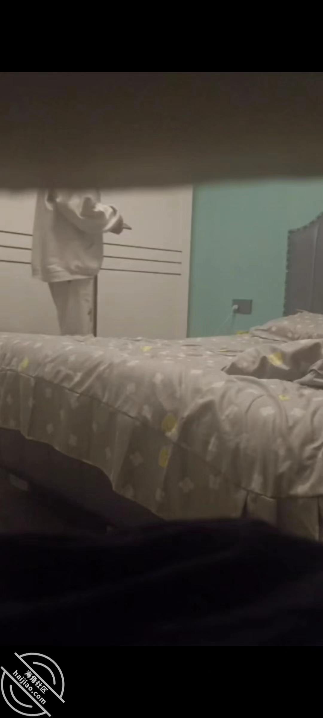 图片[1]-作者：近水楼台先艹妈 《玩弄妈妈骚逼的时候用另外个手机偷拍妈妈的骚逼》-老宋小屋