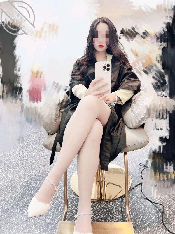 作者：寝取NTR 《【绿帽原创】带老婆多人4P被灌醉，酒后发情被海友们扒光无套轮奸了！》-老宋小屋