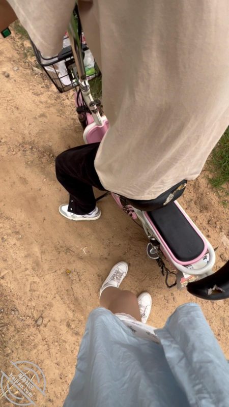 作者:家有娇妻丶 《【原图视频】命令老婆下乡慰问,帮初中学生破处被无套内射。最后夹着精液回家》-老宋小屋