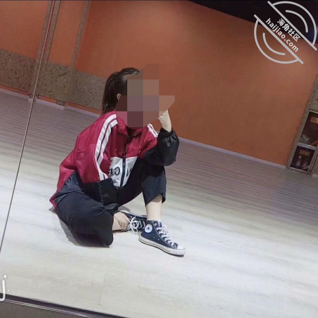 图片[1]-作者：19岁女儿小亚 《视频贴 女儿在玩电脑 我开始了我的行动 真的很喜欢jk黑丝呢》-老宋小屋