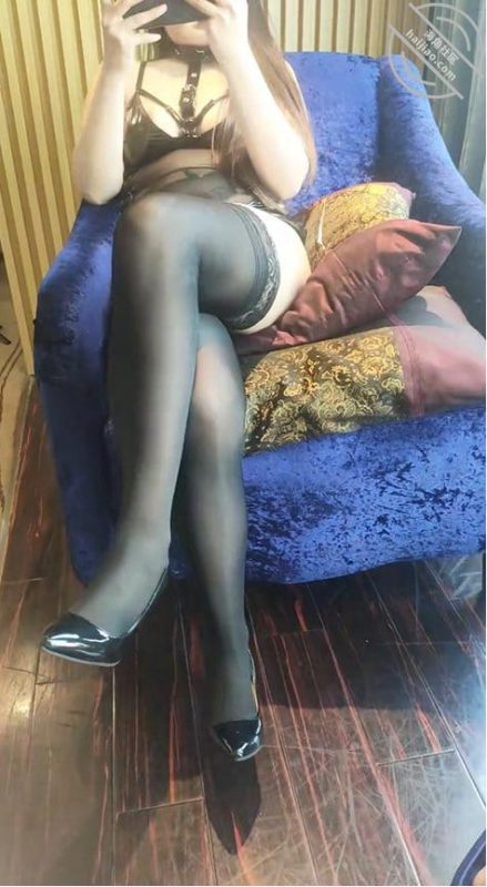 作者：善良的小嫂子 《（原创一百二十五）趁着嫂子打王者的时候操她，开语音公开叫床》-老宋小屋