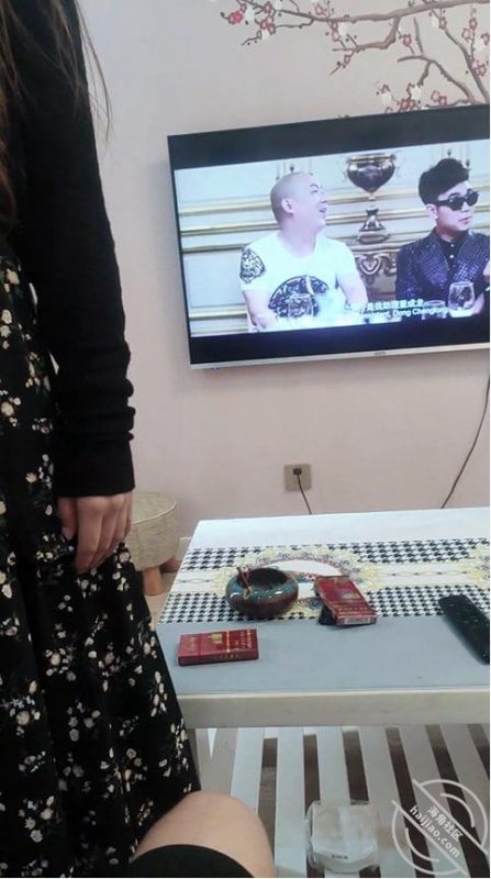 作者：善良的小嫂子 《（原创一百三十六）看着煎饼侠，操着嫂子，精液流了嫂子一腿》-老宋小屋