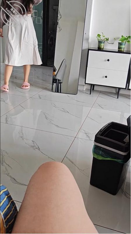 作者：善良的小嫂子 《（调教嫂子51）性感表姐在门口偷看，情趣黑丝嫂子被我操的直喊大鸡巴爸爸》-老宋小屋