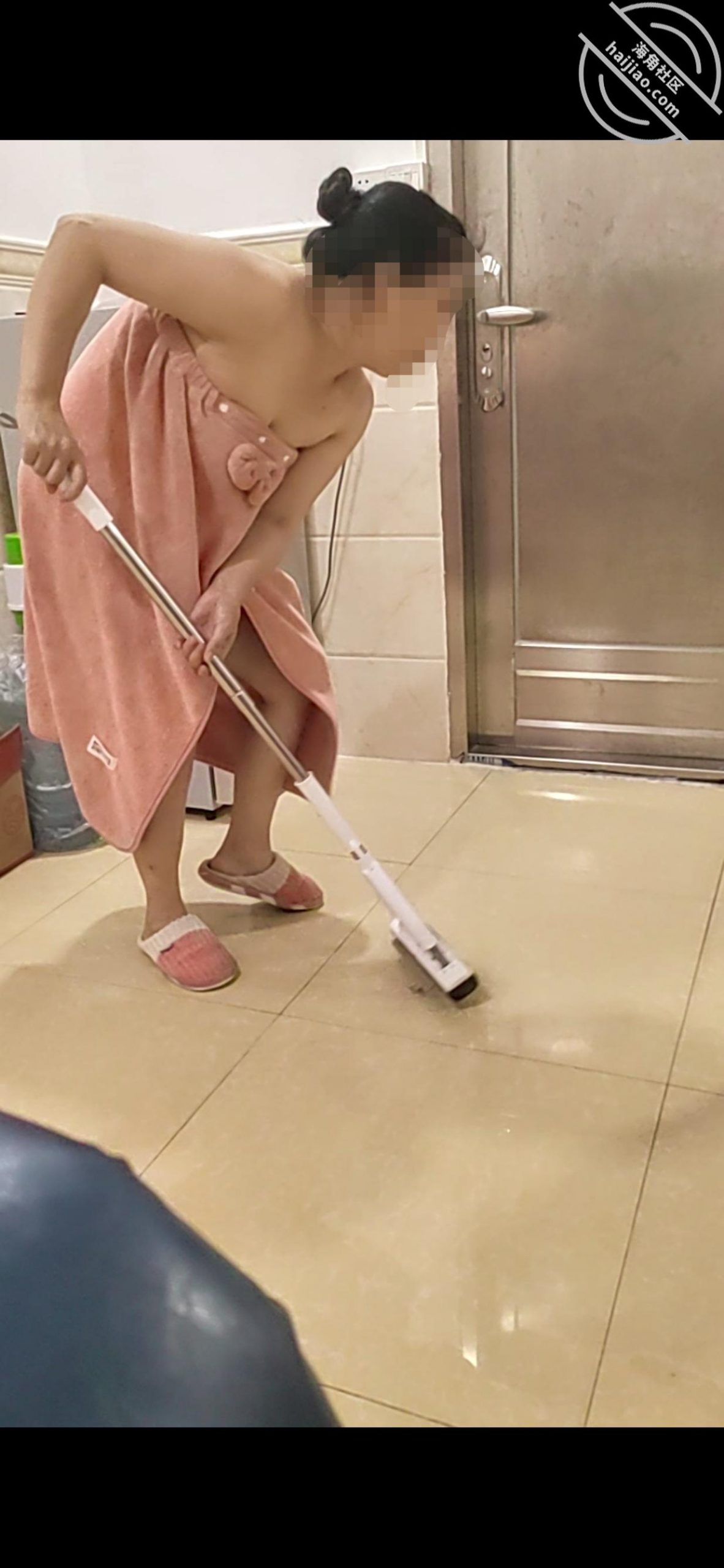 图片[11]-作者：披风少年爱老妈 《56。硬拉裹着浴巾拖地的骚妈啪啪啪。微露脸，国语对白，听声可射，一镜到底》-老宋小屋