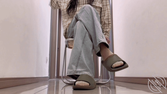 图片[2]-作者：与儿子幼儿园老师偷情 《帮小朱老师拍网红擦边变装视频，边拍边操的她直喷水》-老宋小屋