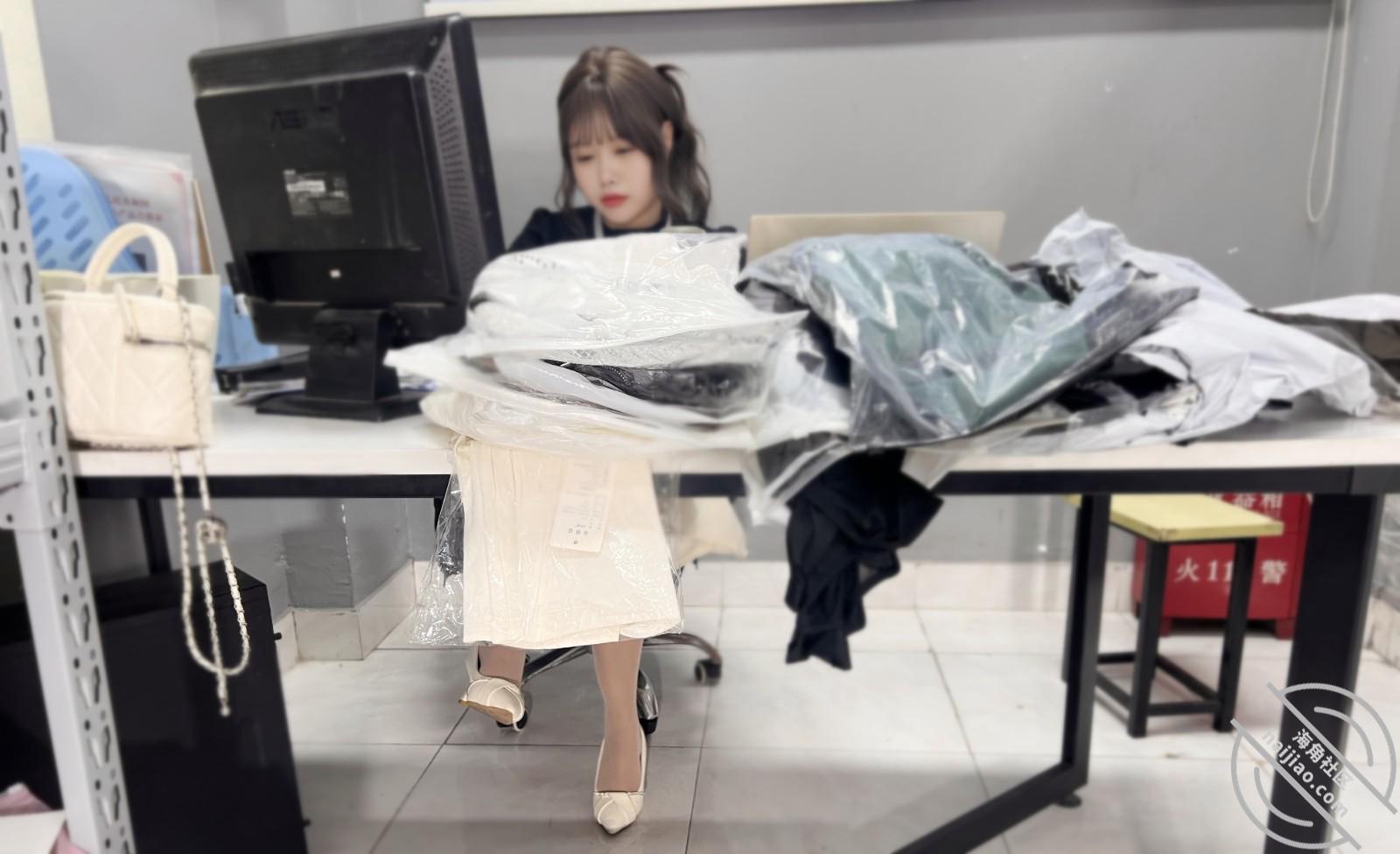 图片[2]-作者：舅妈的爱情故事 《【真实乱伦】公司开会偷操舅妈 门外人来人往 惊险刺激 大量操逼特写》-老宋小屋