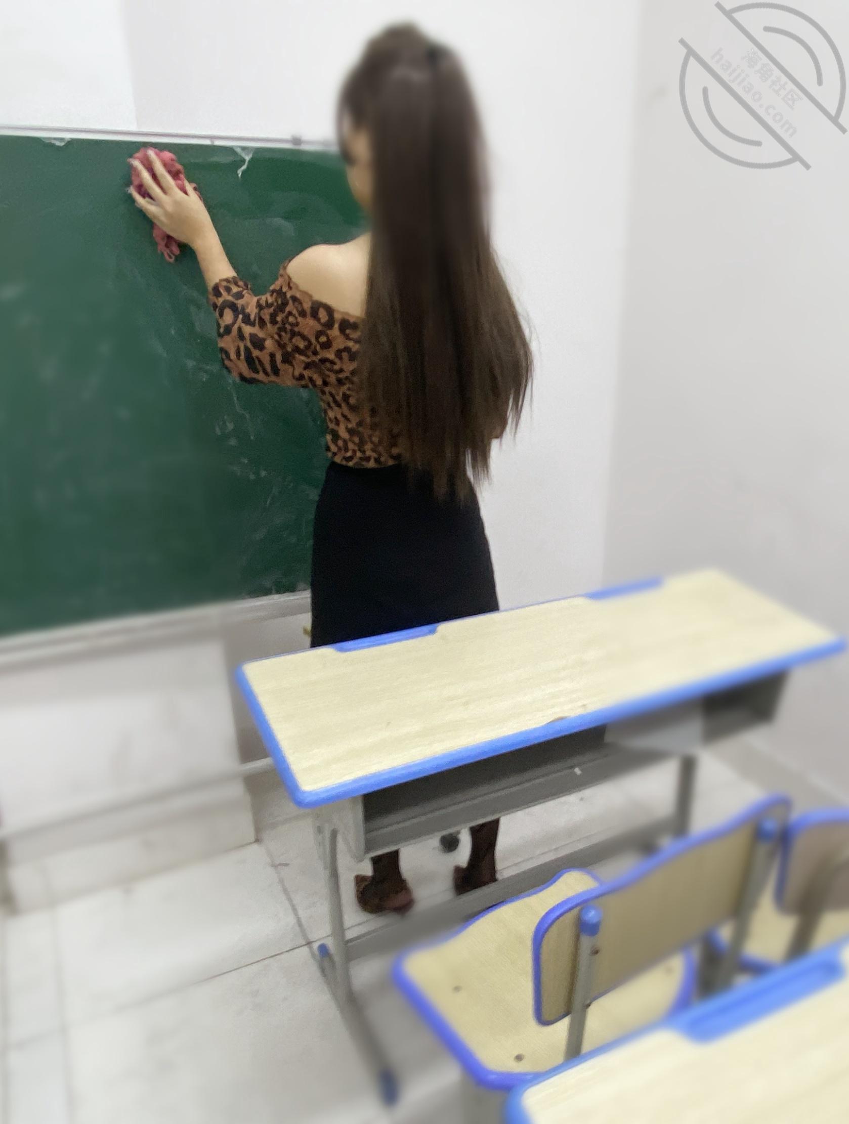 图片[2]-作者：御姐小姨李老丝 《补习班御姐华伦天奴黑丝小姨乱伦事件-被外甥压在课桌上站起来狠瞪》-老宋小屋