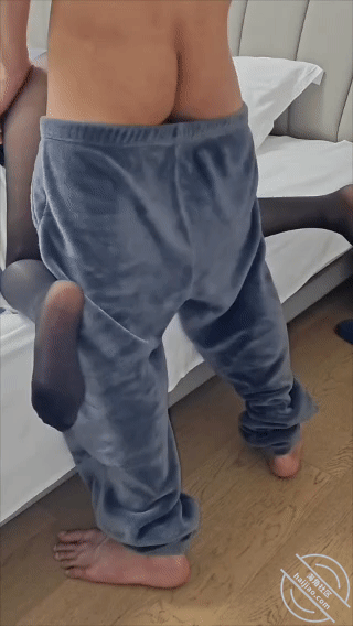 图片[2]-作者：勾人俏妈妈 《22.妈妈穿黑丝玩炮机玩得正嗨，被我推门冲进去操爽了，操完后翻脸不认人》-老宋小屋