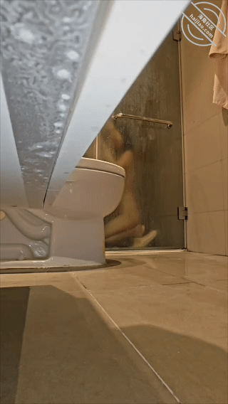 图片[2]-作者：勾人俏妈妈 《25.老爸出去了，趁妈妈洗澡溜进浴室把她操爽了还有点小配合，全裸出镜》-老宋小屋