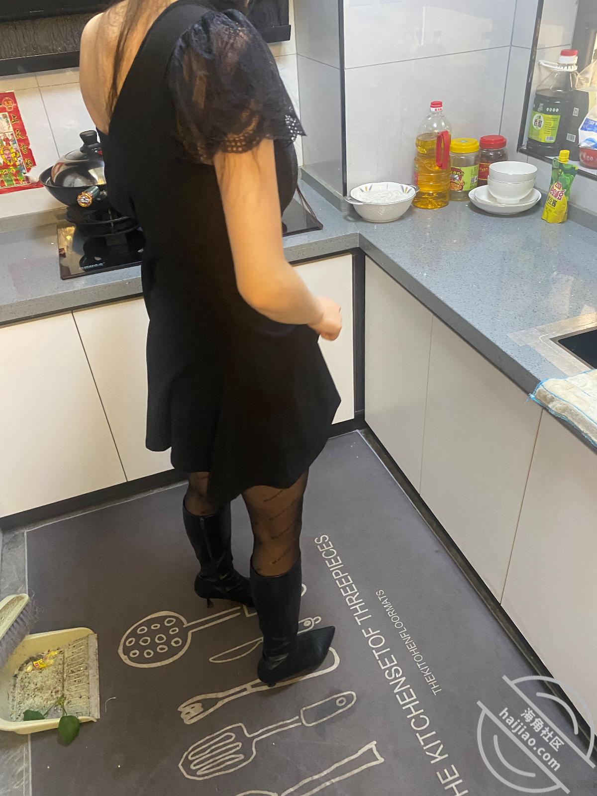 图片[2]-作者：海角_172923429501 《原创、厨房爆操兄弟老婆，口交深喉吐的地毯上都是。》-老宋小屋