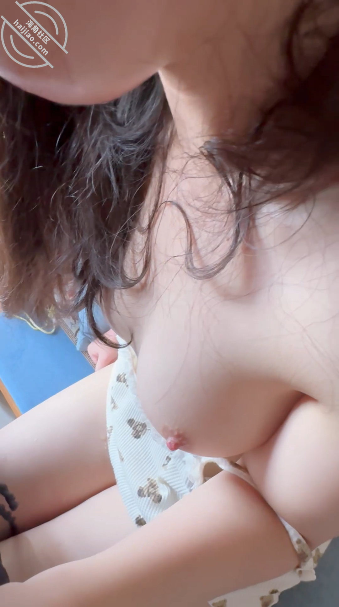 图片[2]-作者：萝莉小表妹 《【原创视频23】抓住假期的尾巴，客厅里沙发上表妹口交很溜，地上再次内射她》-老宋小屋