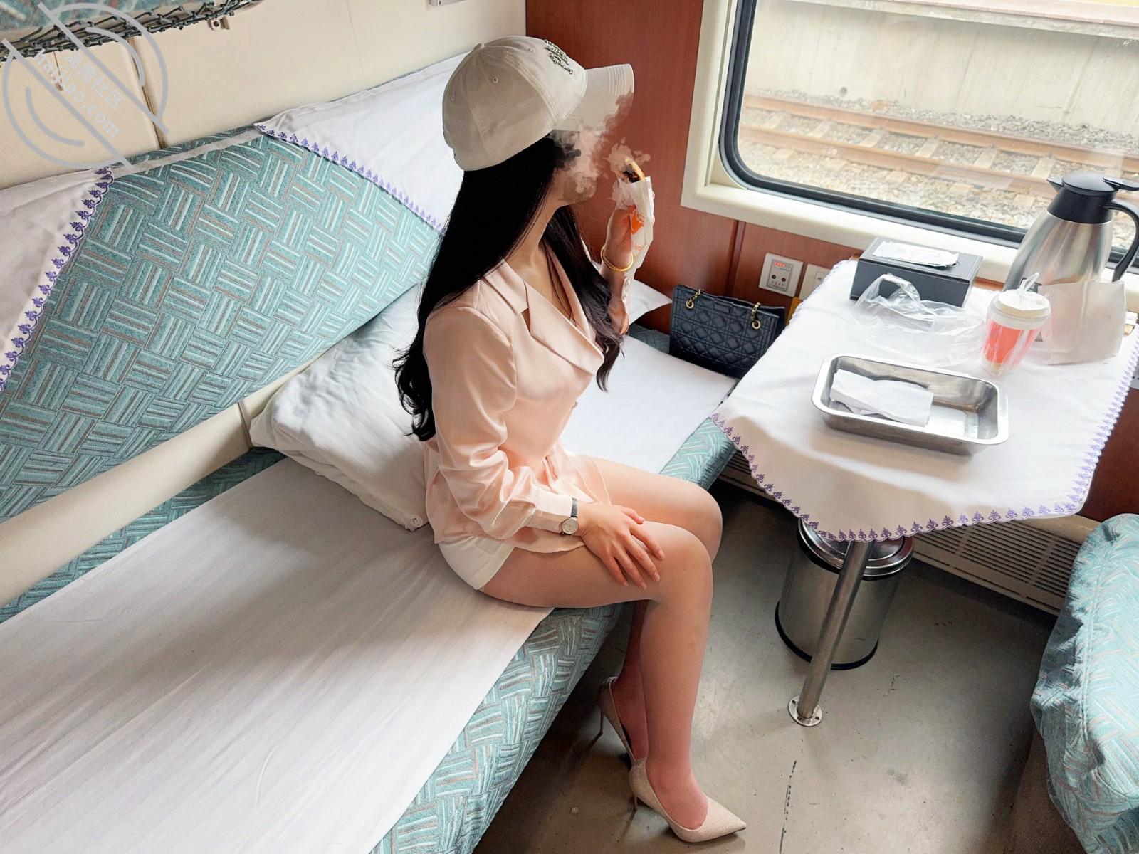 图片[2]-作者：会喷水的亲姐姐 《【超清原创】送姐姐去看她儿子，火车上大胆全裸做爱，厕所到卧铺高潮狂喷不断》-老宋小屋