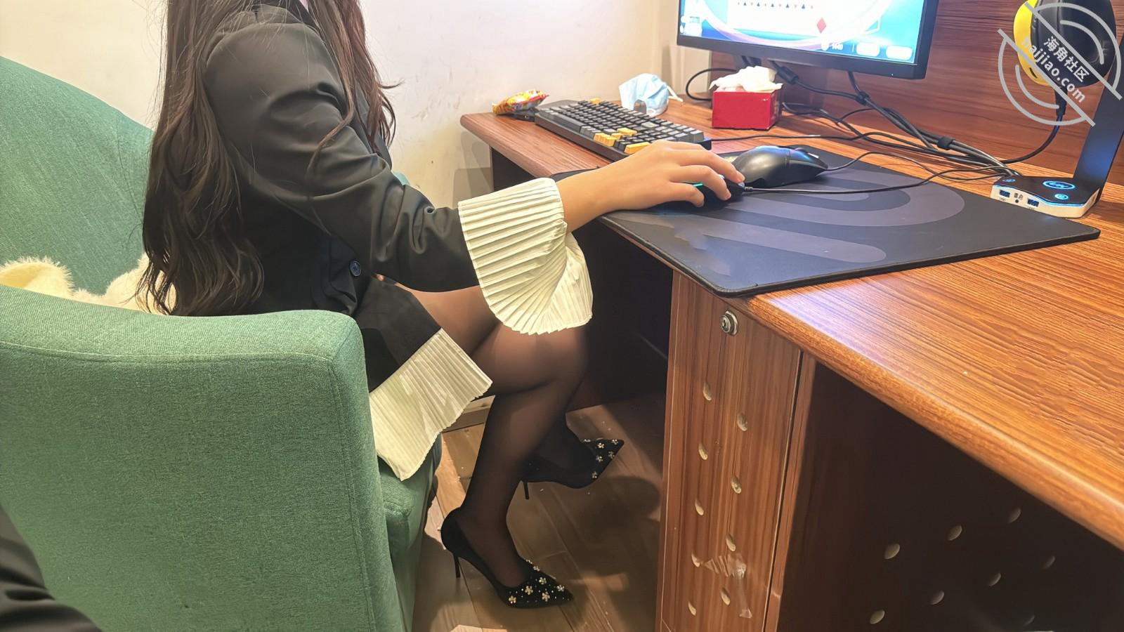 图片[2]-作者：会喷水的亲姐姐 《【原创45分】网吧调教姐姐自慰，电击阴蒂差点蹦起来，再拉到女厕所玩尿内射》-老宋小屋