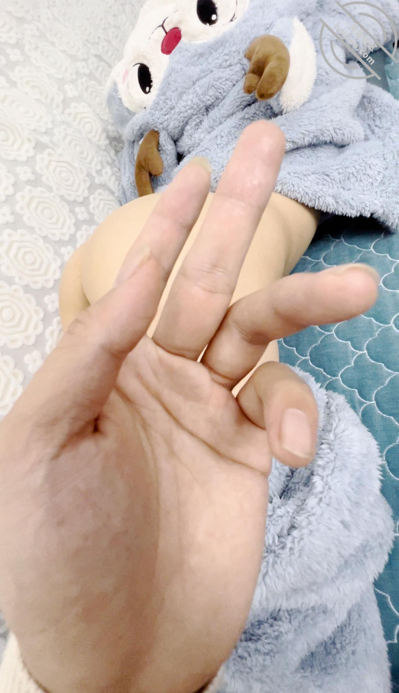 图片[2]-作者：爱上自己的亲妹妹 《【海角超清原创】给20岁的亲妹妹在沙发上按摩，按出汁液后顺势插进她的蜜穴》-老宋小屋