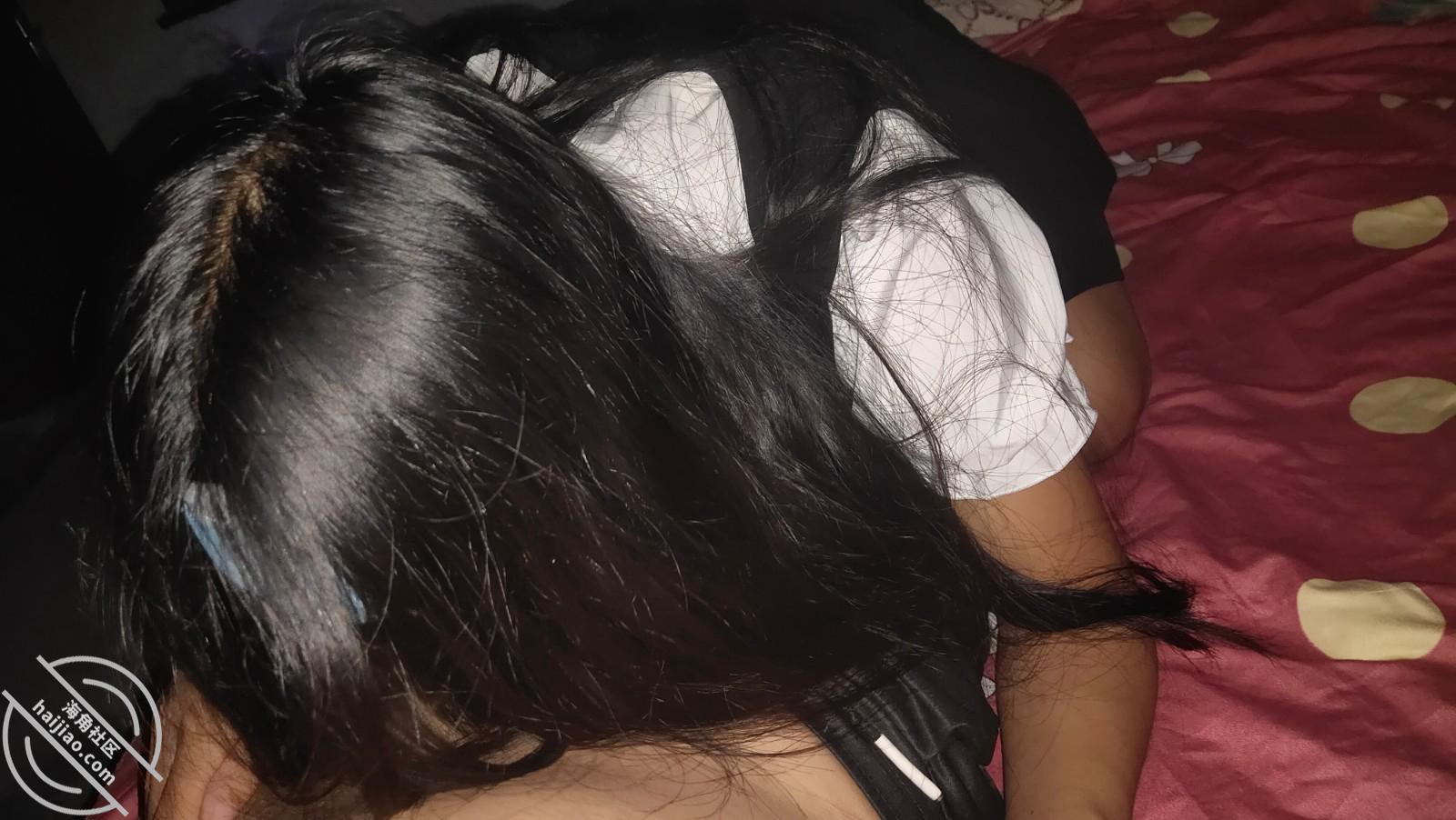 图片[2]-作者：19岁女儿小亚 《【原创视频贴】女儿的白袜小脚让我格外着迷 不小心内射了》-老宋小屋