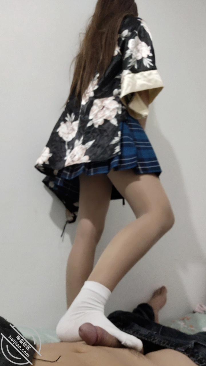 图片[2]-作者：19岁女儿小亚 《视频贴 和女儿沟通过后。决定让我与他男友共存 白袜+肉丝踩我》-老宋小屋