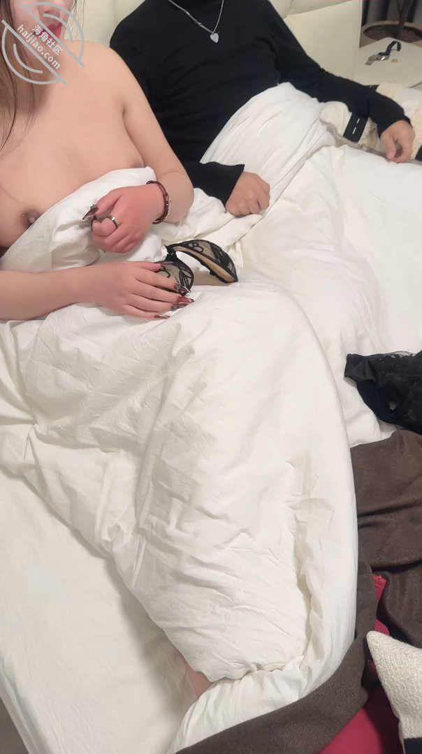 图片[21]-作者：奶子即正义 《原创:3p高颜值骚货,粉丝见面会,被驯服极品母狗,大哥爽到爆射~》-老宋小屋