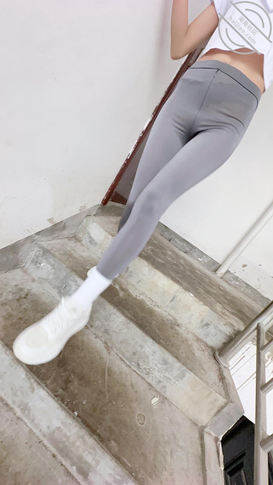 图片[3]-作者：长腿女儿丽丽 《（原创81）女儿瑜伽裤里小逼夹住葡萄给我吃，在烧烤桌上穿着瑜伽裤操逼喷水》-老宋小屋