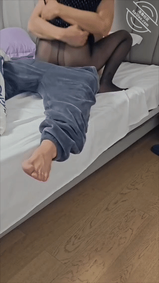 图片[3]-作者：勾人俏妈妈 《22.妈妈穿黑丝玩炮机玩得正嗨，被我推门冲进去操爽了，操完后翻脸不认人》-老宋小屋