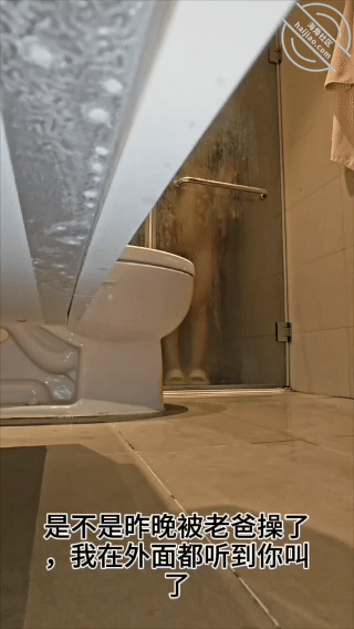 图片[3]-作者：勾人俏妈妈 《25.老爸出去了，趁妈妈洗澡溜进浴室把她操爽了还有点小配合，全裸出镜》-老宋小屋