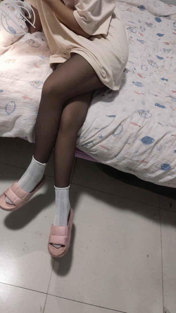 图片[3]-作者：19岁女儿小亚 《这个视频不出意外是最后一个。女儿的黑丝加白袜让我疯狂插入着迷》-老宋小屋