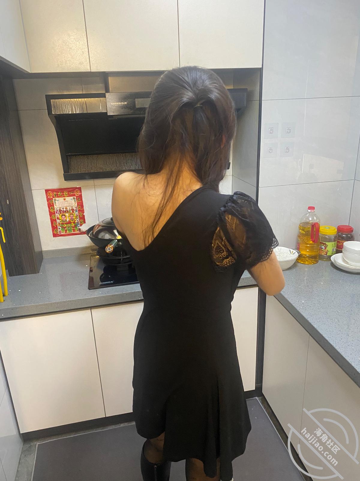 图片[4]-作者：海角_172923429501 《原创、厨房爆操兄弟老婆，口交深喉吐的地毯上都是。》-老宋小屋