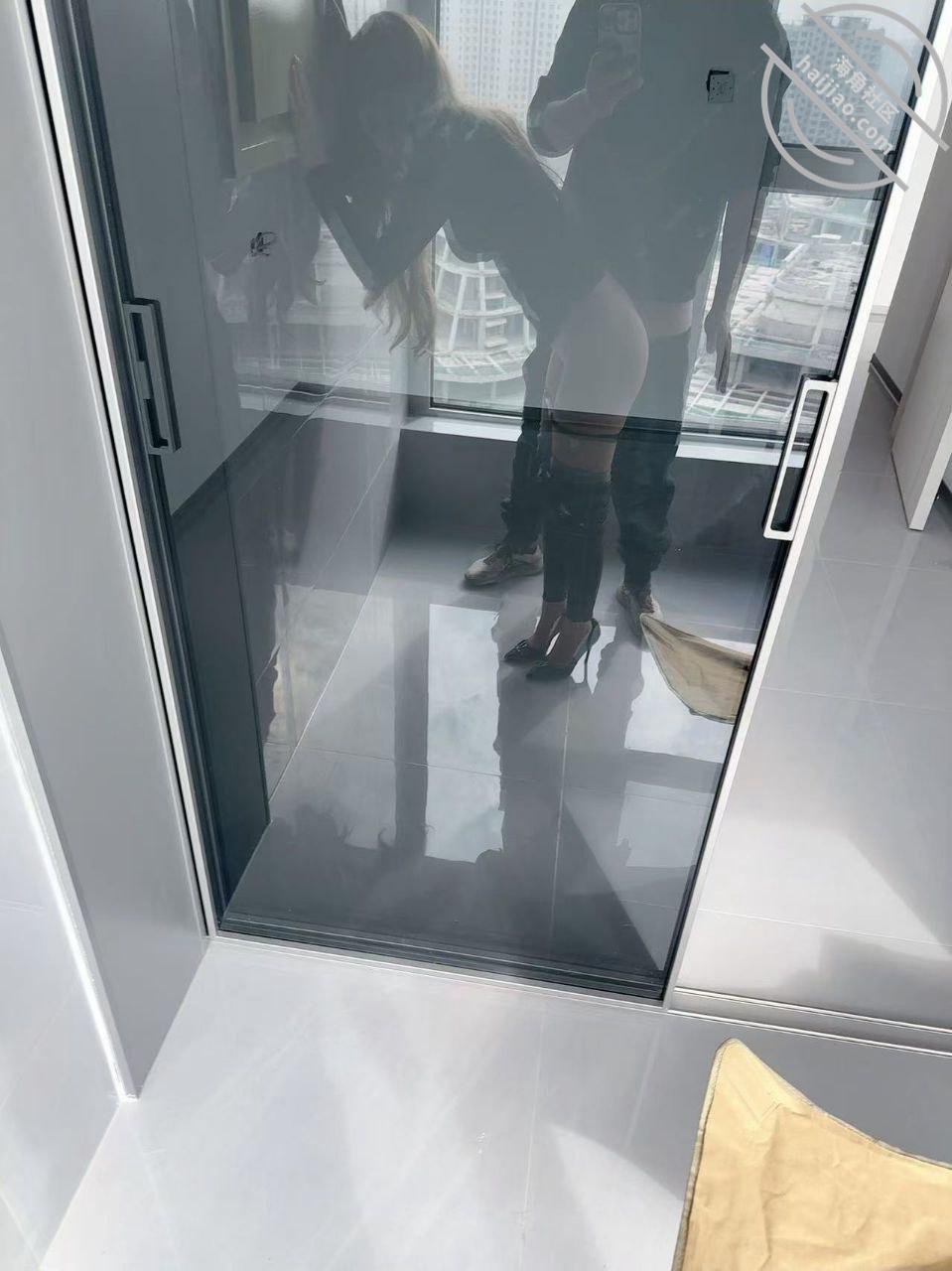 图片[4]-作者：尤物负债小嫂子 《（原创）嫂子在阳台晒太阳，把鸡巴凑到嫂子跟前塞进她嘴里，按在落地窗前爆操》-老宋小屋