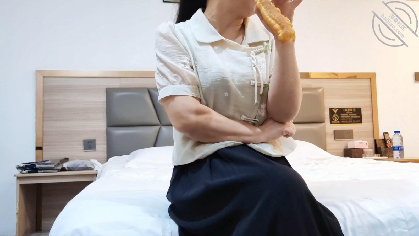 图片[4]-作者：爱乱伦爱人妻少妇（妈母娘姨姑） 《【原创视频4】很骚的良家妇女，抱起来在空中操（高潮两次），穿开裆白色丝袜》-老宋小屋