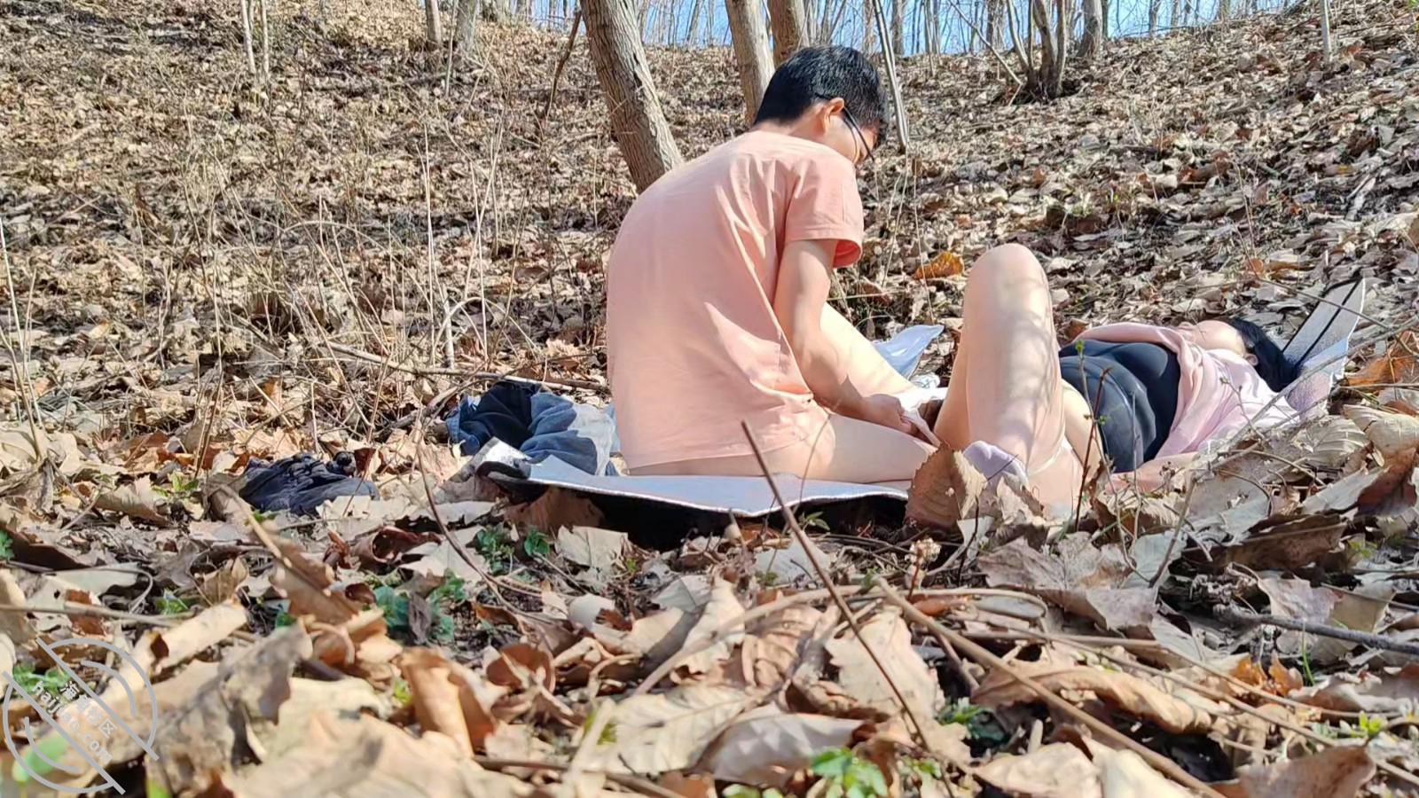 图片[5]-作者：妈妈的味道（干妈变成了情人） 《(原创视频)143：在山上和干妈打野战（户外做爱-真实记录）》-老宋小屋