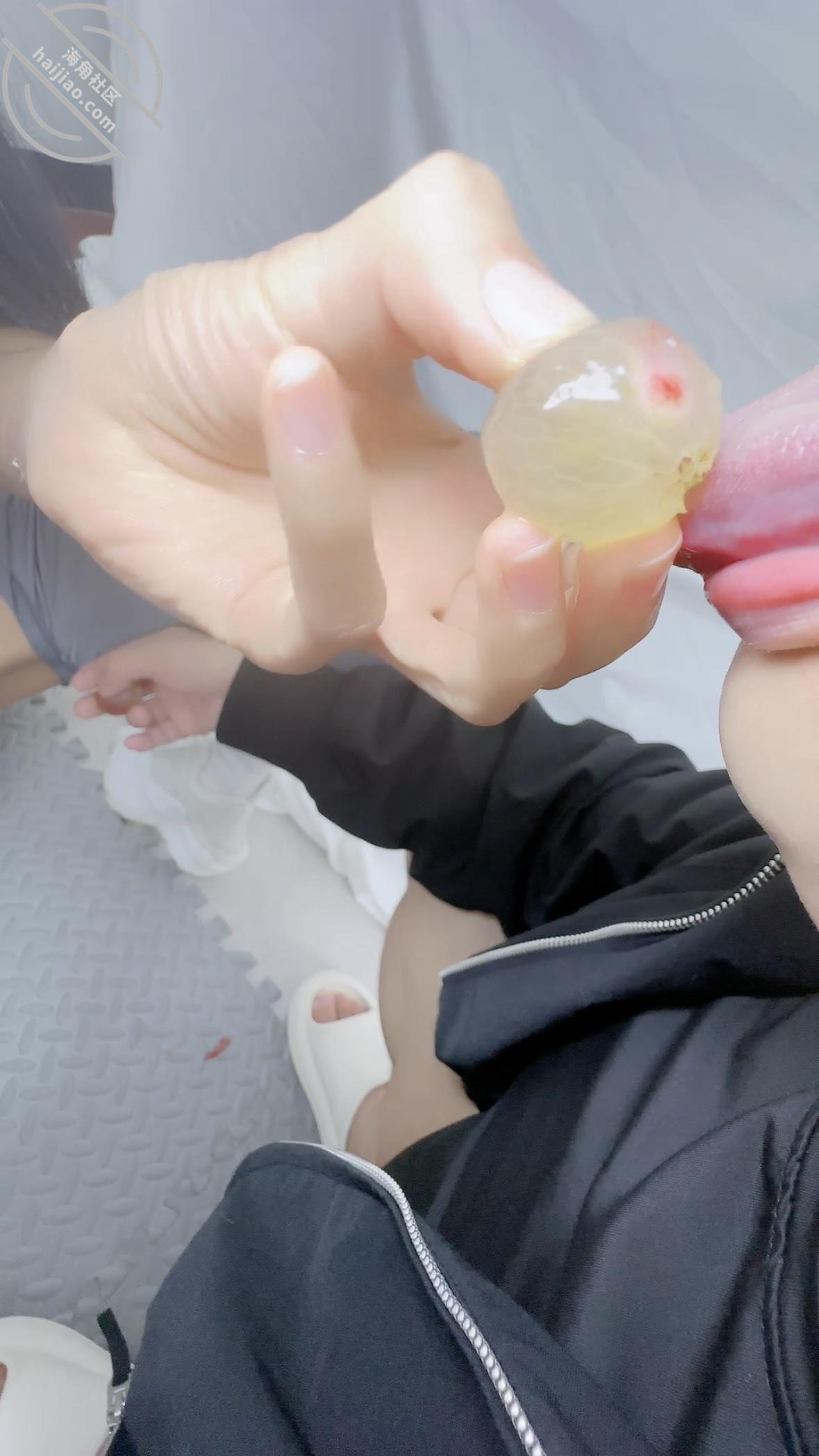 图片[5]-作者：长腿女儿丽丽 《（原创81）女儿瑜伽裤里小逼夹住葡萄给我吃，在烧烤桌上穿着瑜伽裤操逼喷水》-老宋小屋