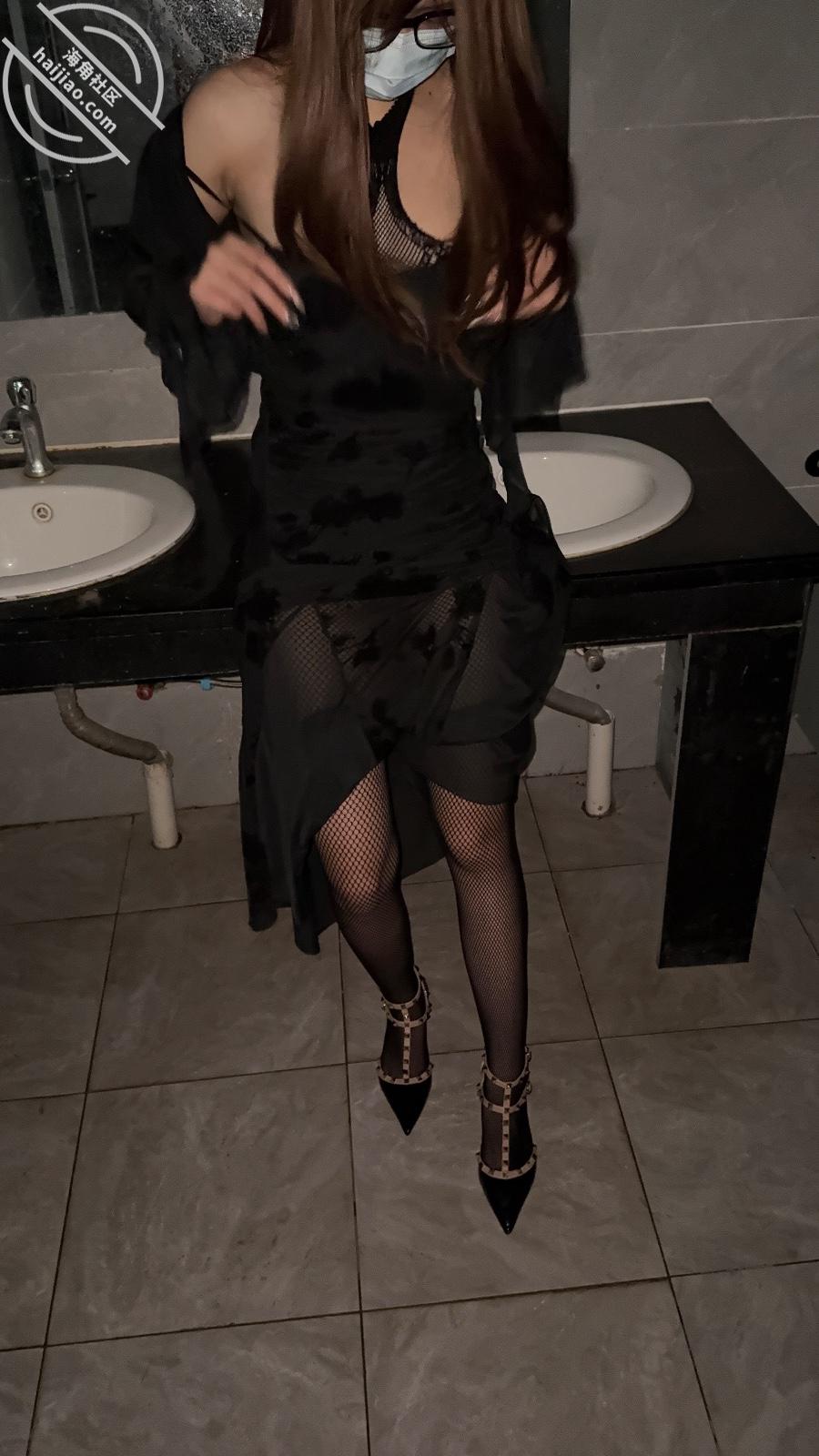 图片[5]-作者：尤物负债小嫂子 《(原创）凌晨公厕漏出差点被人撞见，紧张又刺激的感觉让嫂子沉迷其中》-老宋小屋