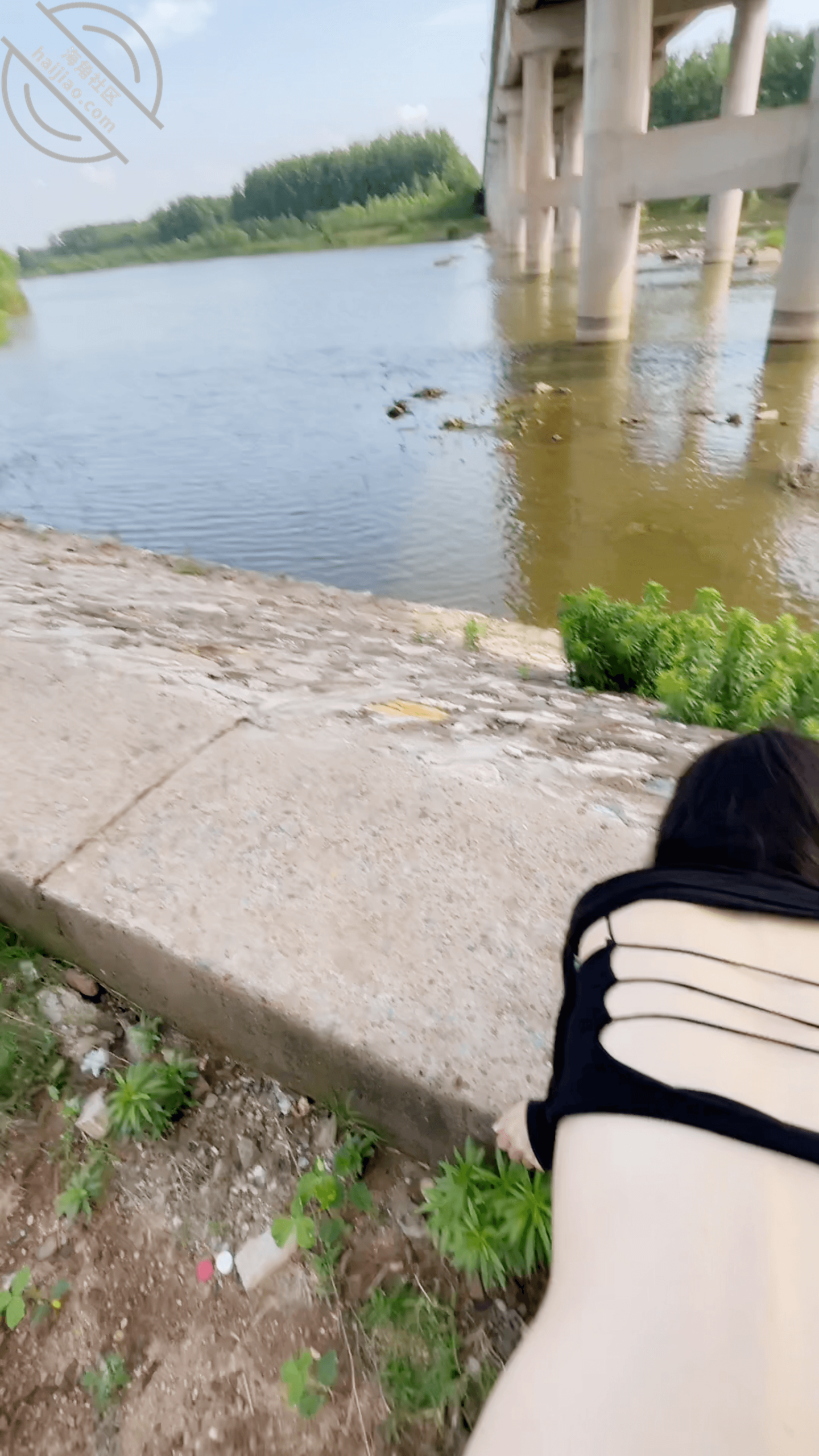 图片[5]-作者：我的母狗房东 《【原创视频】路过少妇房东所在地，三请八邀的才出来，按在河摊上操她！》-老宋小屋