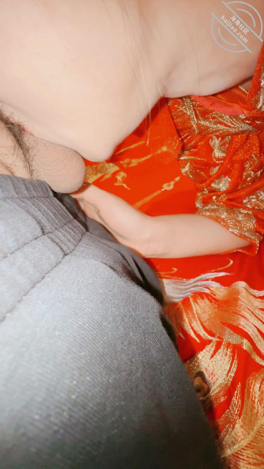 图片[6]-作者：会喷水的亲姐姐 《【三周年庆】姐姐穿上“秀禾”的瞬间，老女嫩逼受到刺激，疯狂喷水，强力深喉》-老宋小屋