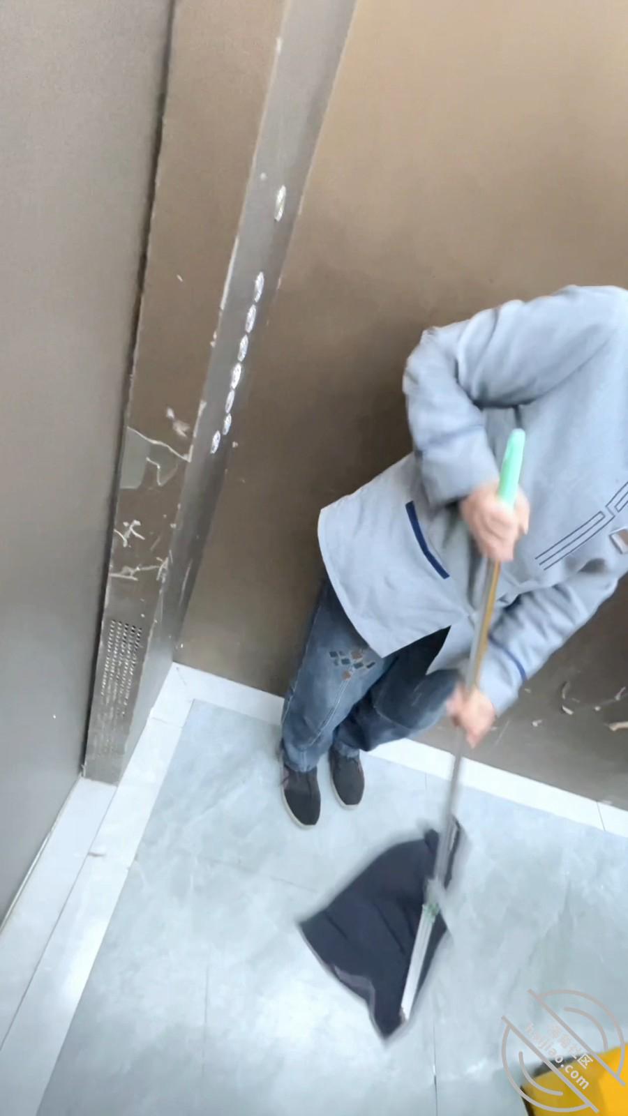 图片[6]-作者：我的母狗房东 《【原创视频】强拽骚母狗男厕调教，保洁阿姨进来都舍不得拔出来，说我们真会玩》-老宋小屋