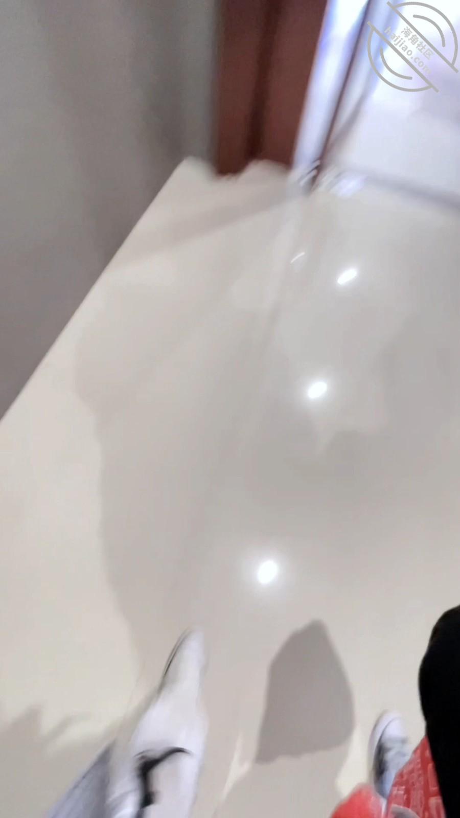 图片[7]-作者：我的母狗房东 《【原创视频】强拽骚母狗男厕调教，保洁阿姨进来都舍不得拔出来，说我们真会玩》-老宋小屋