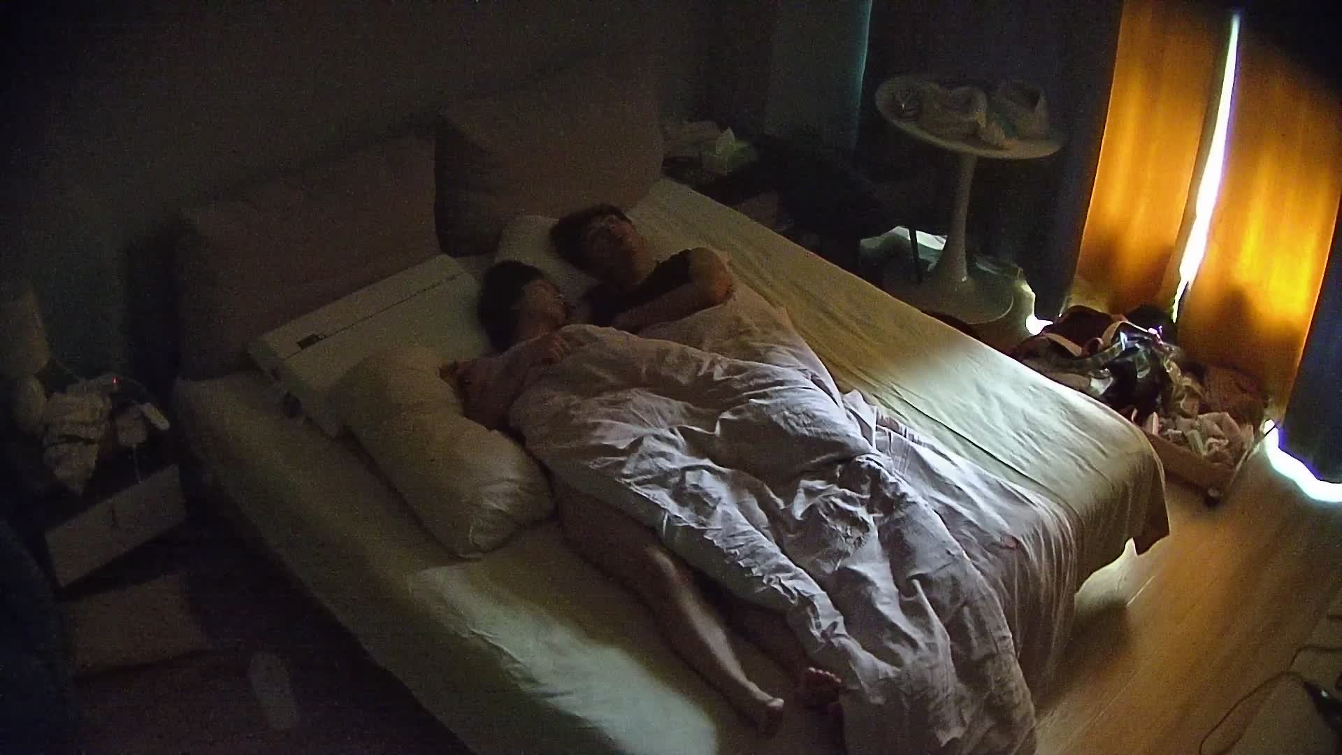 图片[4]-公寓酒店 眼镜小情侣 看上去热恋中 女生穿睡衣的样子挺漂亮的 女人是不是都穿衣服的时候更好看1-老宋论坛