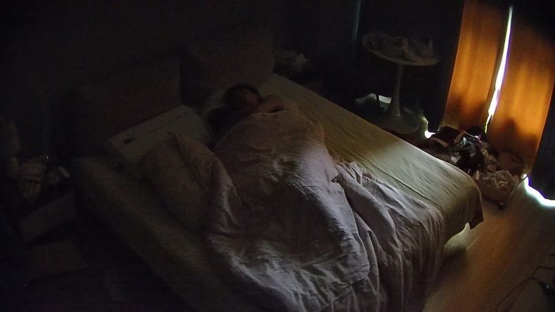 公寓酒店 眼镜小情侣 看上去热恋中 女生穿睡衣的样子挺漂亮的 女人是不是都穿衣服的时候更好看1-老宋论坛