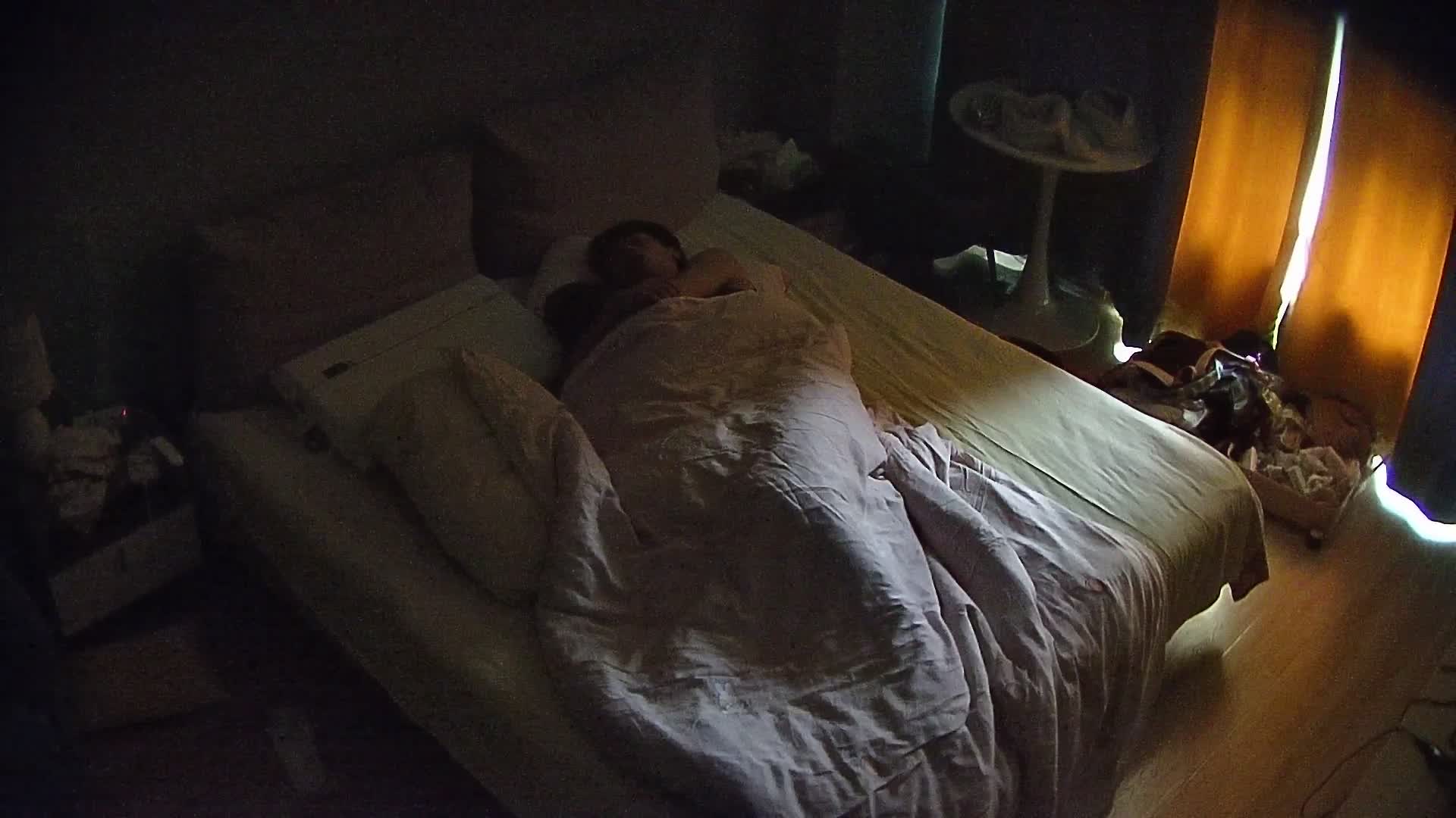 图片[3]-公寓酒店 眼镜小情侣 看上去热恋中 女生穿睡衣的样子挺漂亮的 女人是不是都穿衣服的时候更好看1-老宋论坛