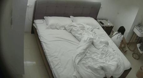 图片[2]-最新流出酒店偷拍和闺蜜一块开房的少妇逼痒难耐趁着闺蜜出去自慰玩穴扣得给自己爽的都拱起来-老宋论坛