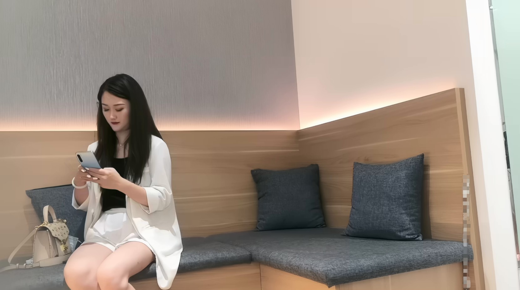 图片[1]-【AI增强】2020-07-30午夜寻花之长发白衣丰满妹，害怕酒店被偷拍-老宋小屋