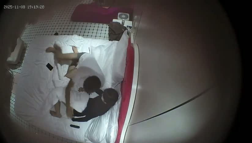 图片[2]-流出酒店偷拍打工情侣周日下班幽会妹子挺会玩的把脚缠在男友脖子上这样能插入更深更爽-老宋小屋