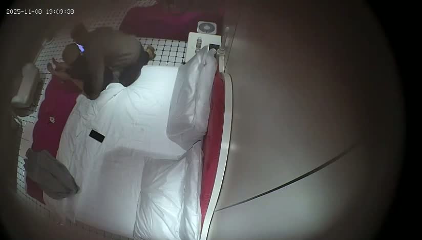 图片[1]-流出酒店偷拍打工情侣周日下班幽会妹子挺会玩的把脚缠在男友脖子上这样能插入更深更爽-老宋小屋