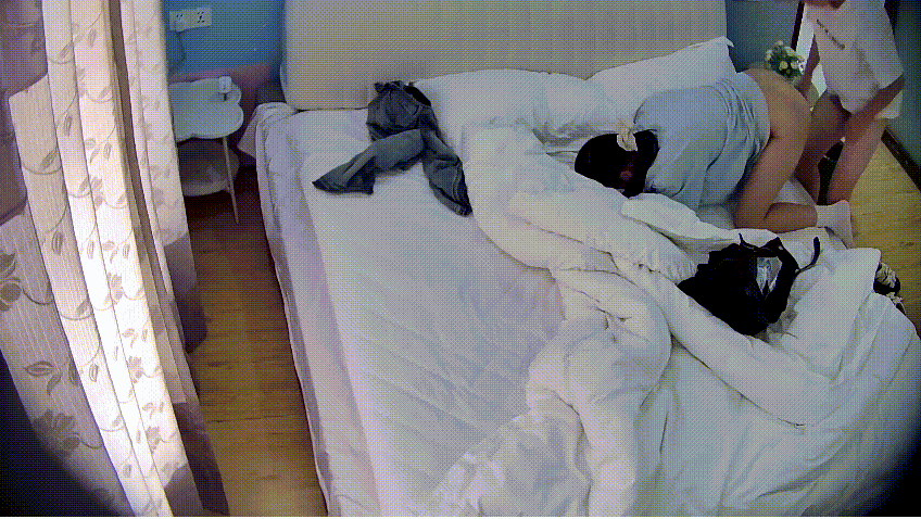 图片[2]-主题酒店太久时间没见 衣服都没来得及脱就开始干上了 顺从配合 射一肚皮-老宋小屋