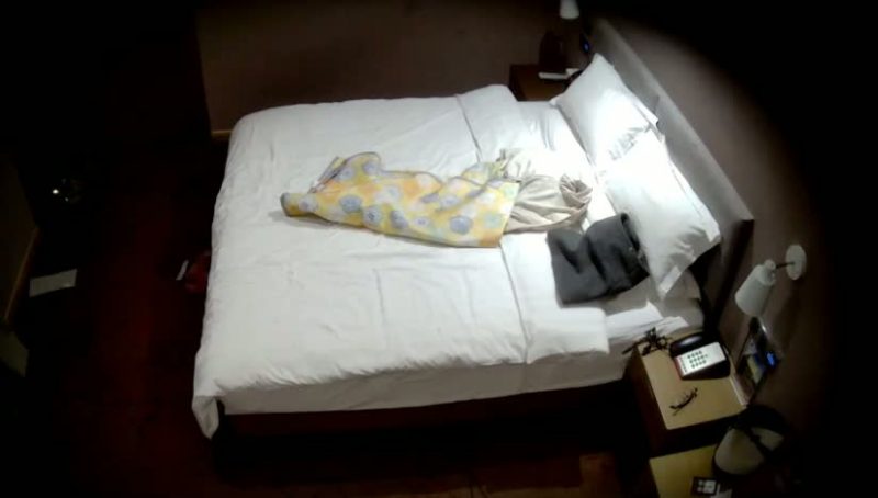 流出酒店偷拍戴眼镜的反差婊白领姐姐被健壮男友前后爆操搞完换上自带床单-老宋小屋