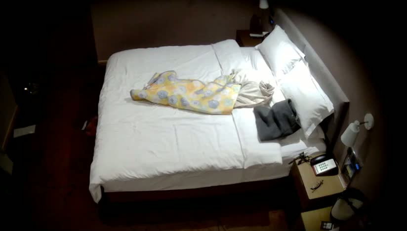 图片[1]-流出酒店偷拍戴眼镜的反差婊白领姐姐被健壮男友前后爆操搞完换上自带床单-老宋小屋