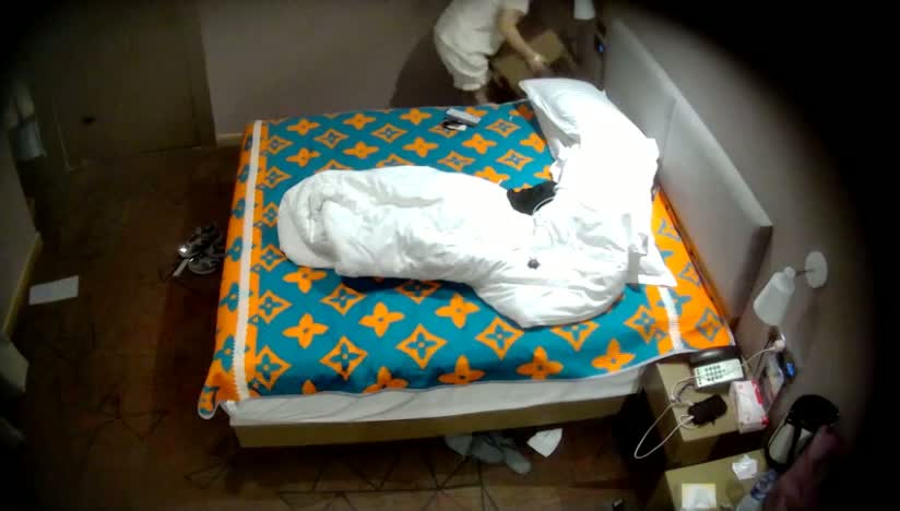 图片[8]-流出酒店偷拍戴眼镜的反差婊白领姐姐被健壮男友前后爆操搞完换上自带床单-老宋小屋