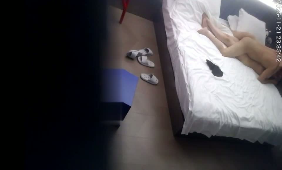 图片[2]-流出酒店偷拍少妇杀手小伙把少妇拉到床边舔逼热身六九各种姿势操个遍-老宋小屋