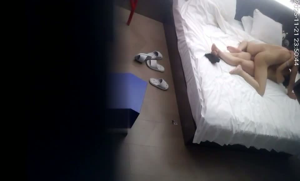 图片[3]-流出酒店偷拍少妇杀手小伙把少妇拉到床边舔逼热身六九各种姿势操个遍-老宋小屋